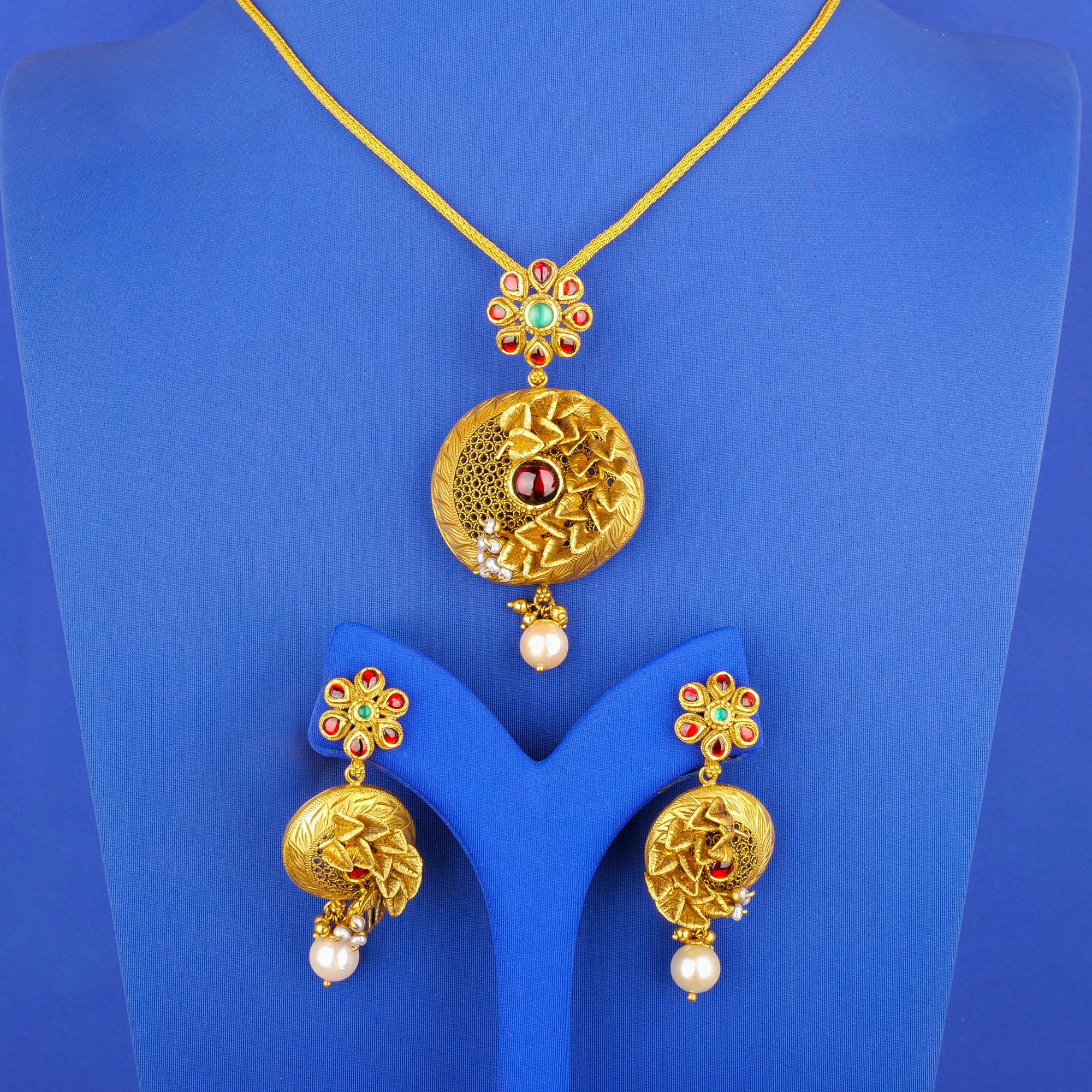 Handmade 22k Gold 'Antique Pendant and Earrings Set