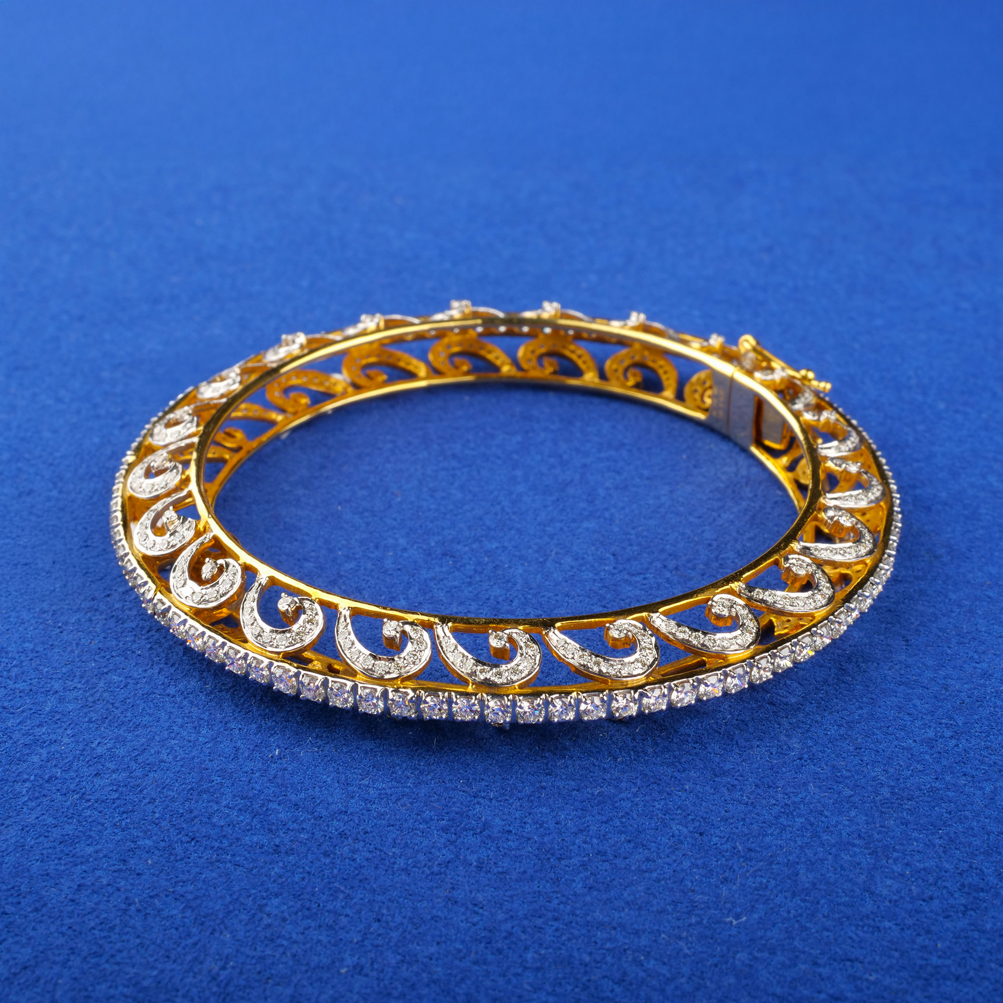 18K Yellow Gold Diamond Bangle