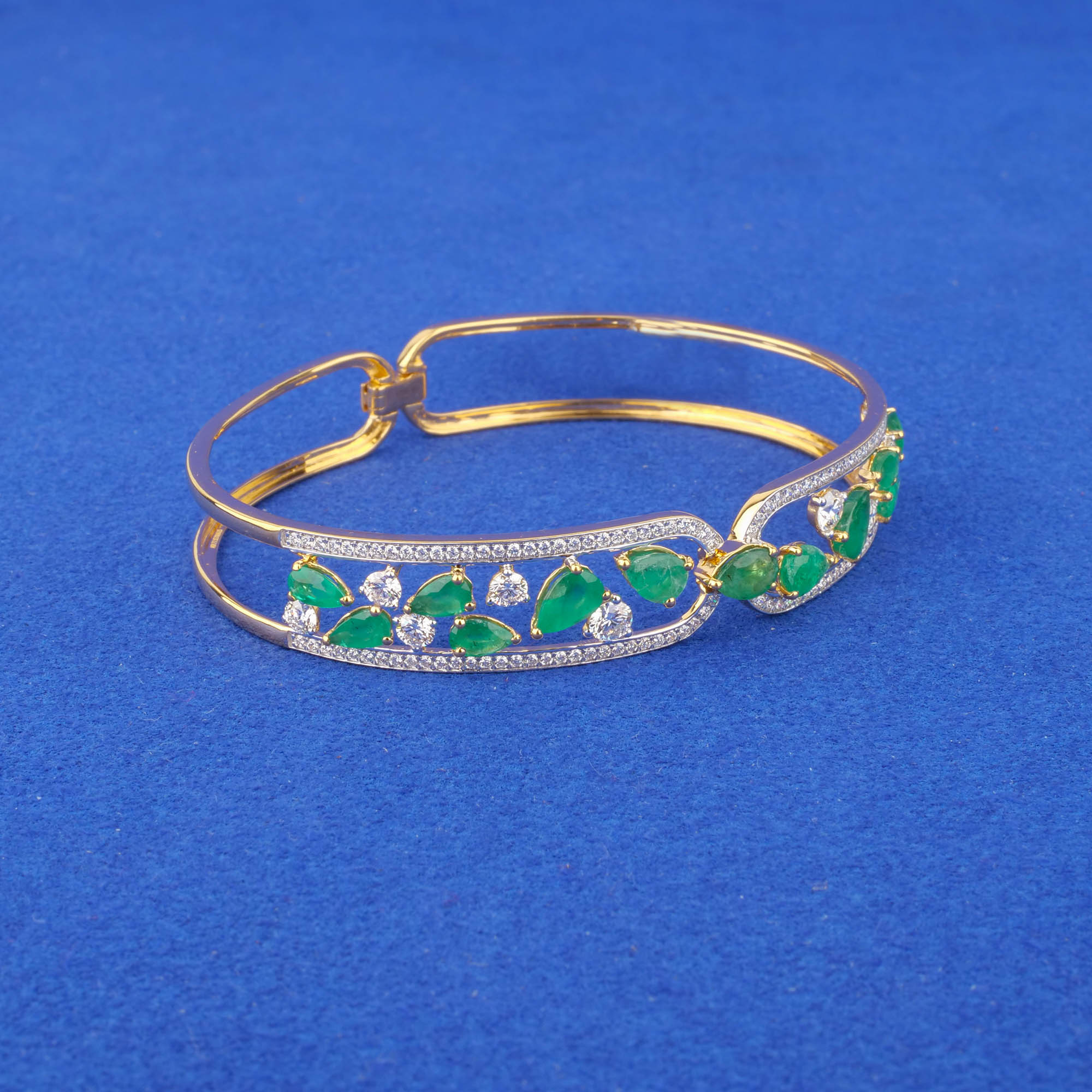 18K Yellow Gold Diamond Emerald Bangle/Bracelet
