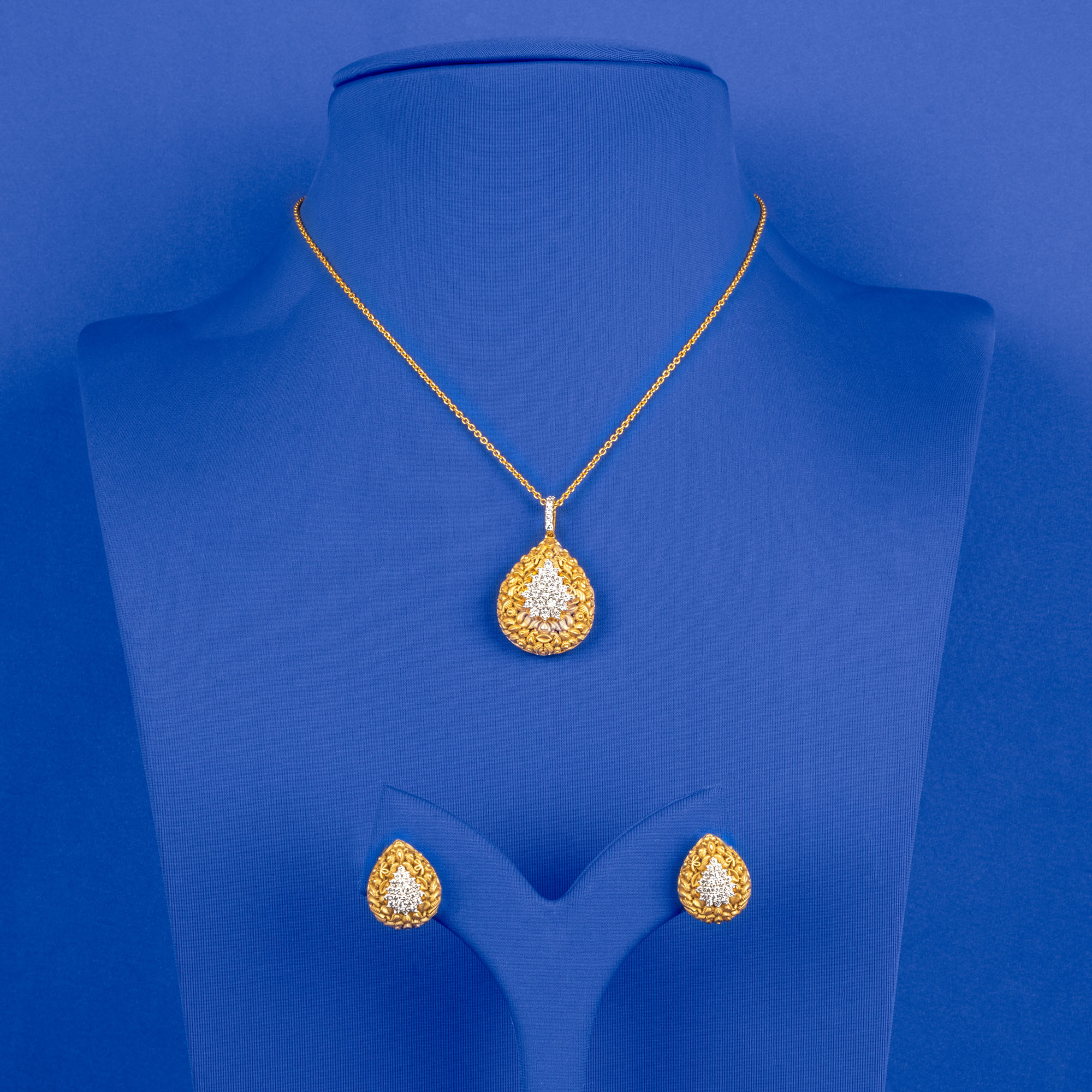 Celestial Splendor: Handcrafted 18K Yellow Gold Diamond Pendant & Earrings Set (chain not included)