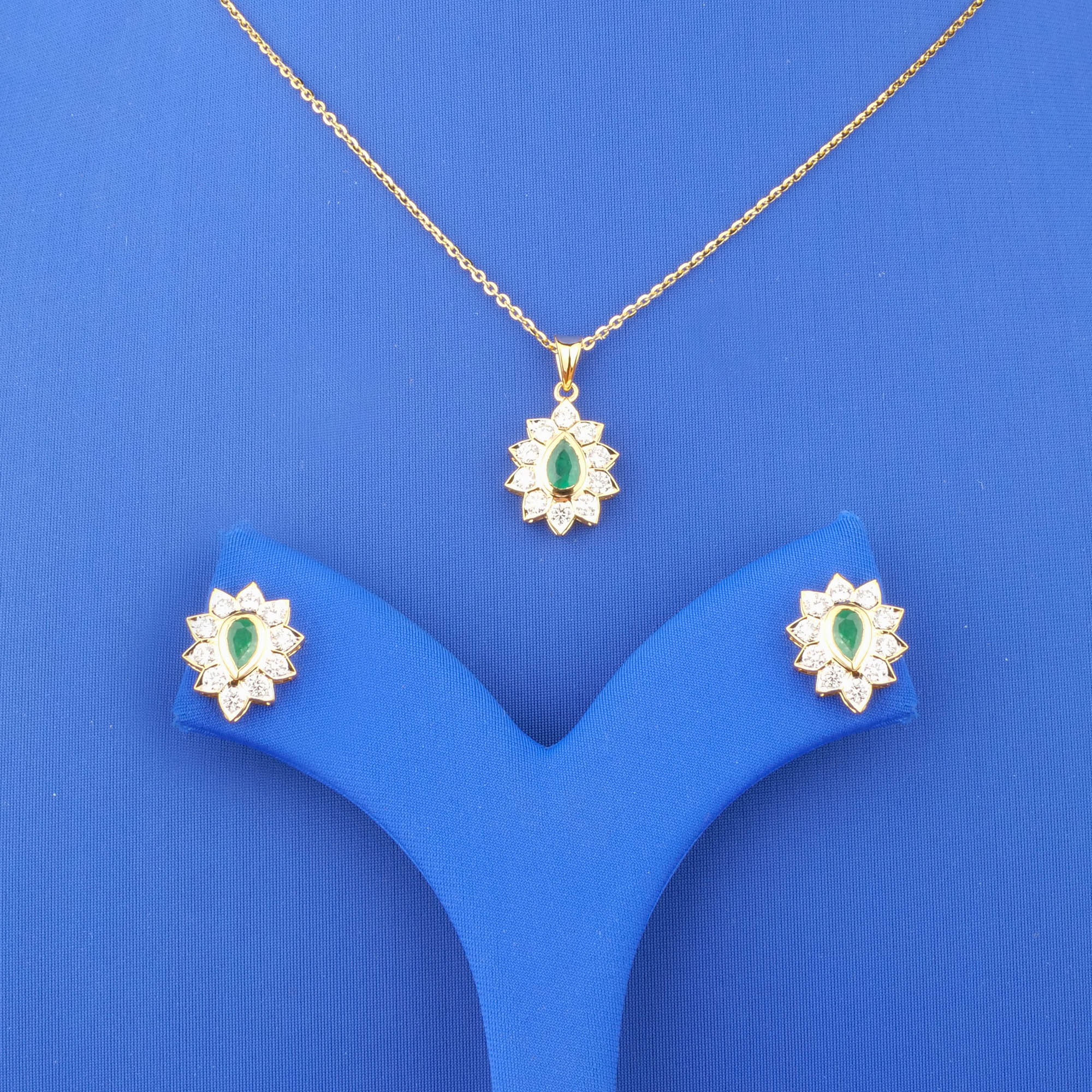 18K Yellow Gold Diamond Emerald PE Set w/ Chain