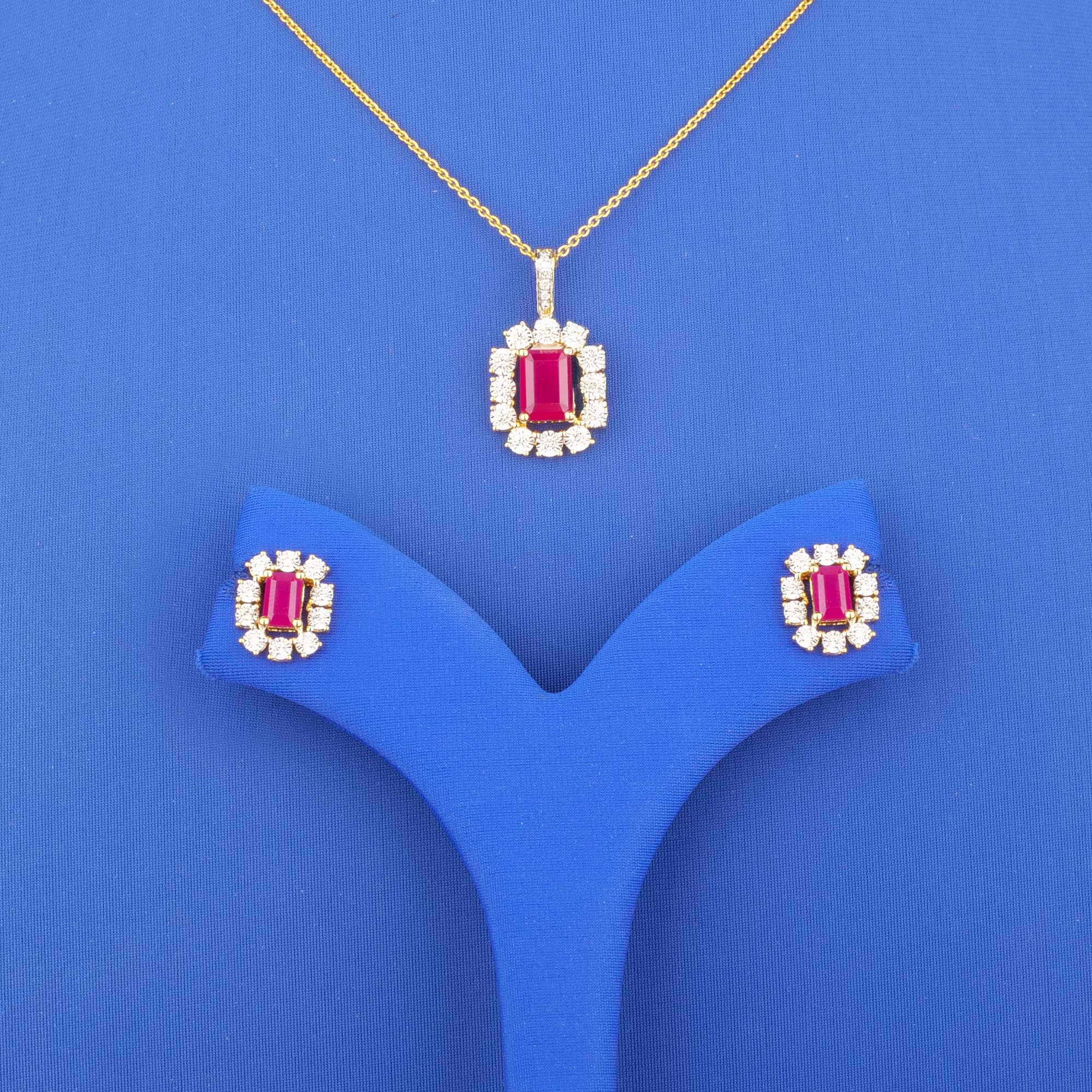 18K Yellow Gold Diamond Red Onyx Pendant and Earrings Set