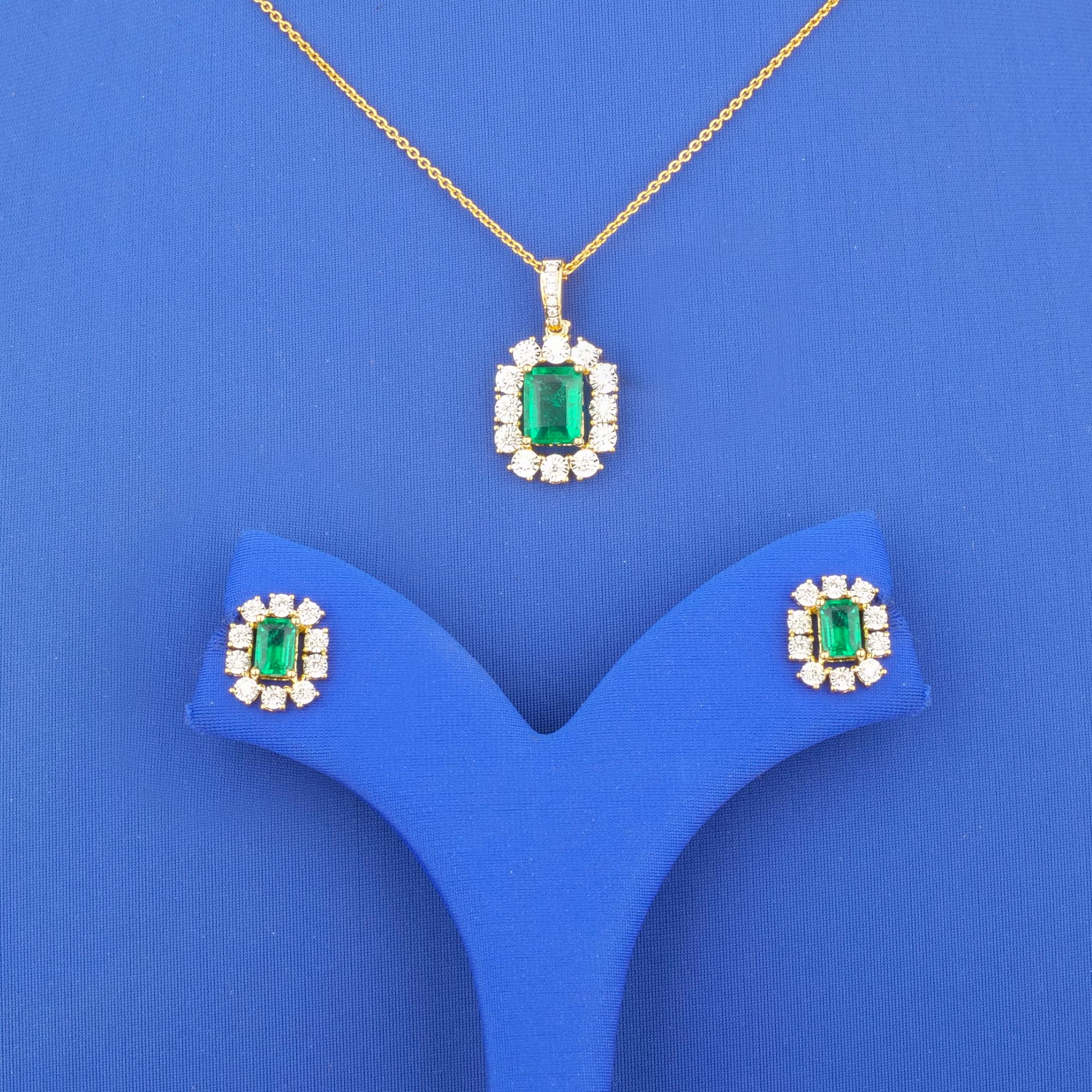 18K Yellow Gold Diamond Green Onyx Pendant and Earrings Set