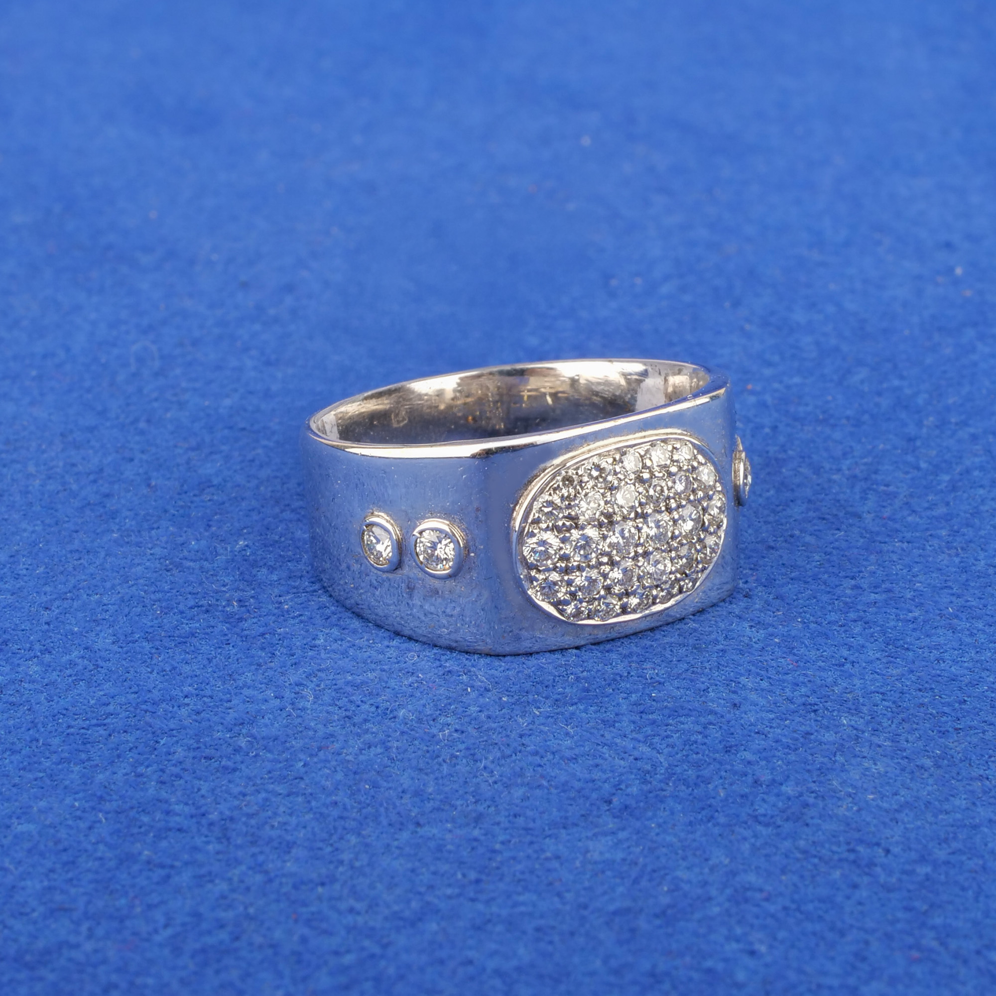 18K White Gold Diamond Ring