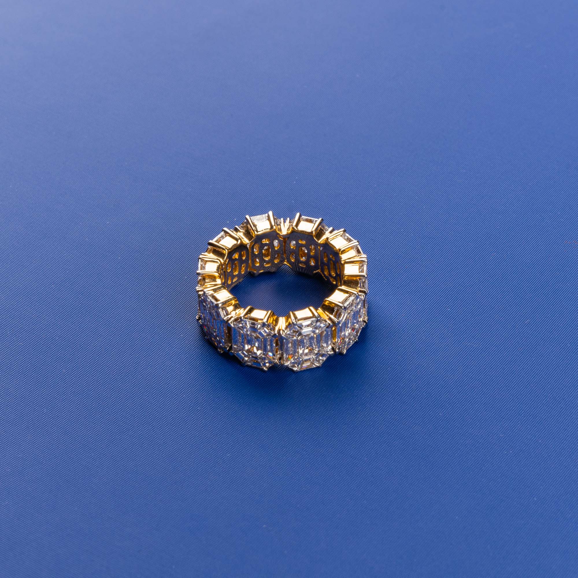 Exquisite Radiance: 18K Yellow Gold Diamond Ring