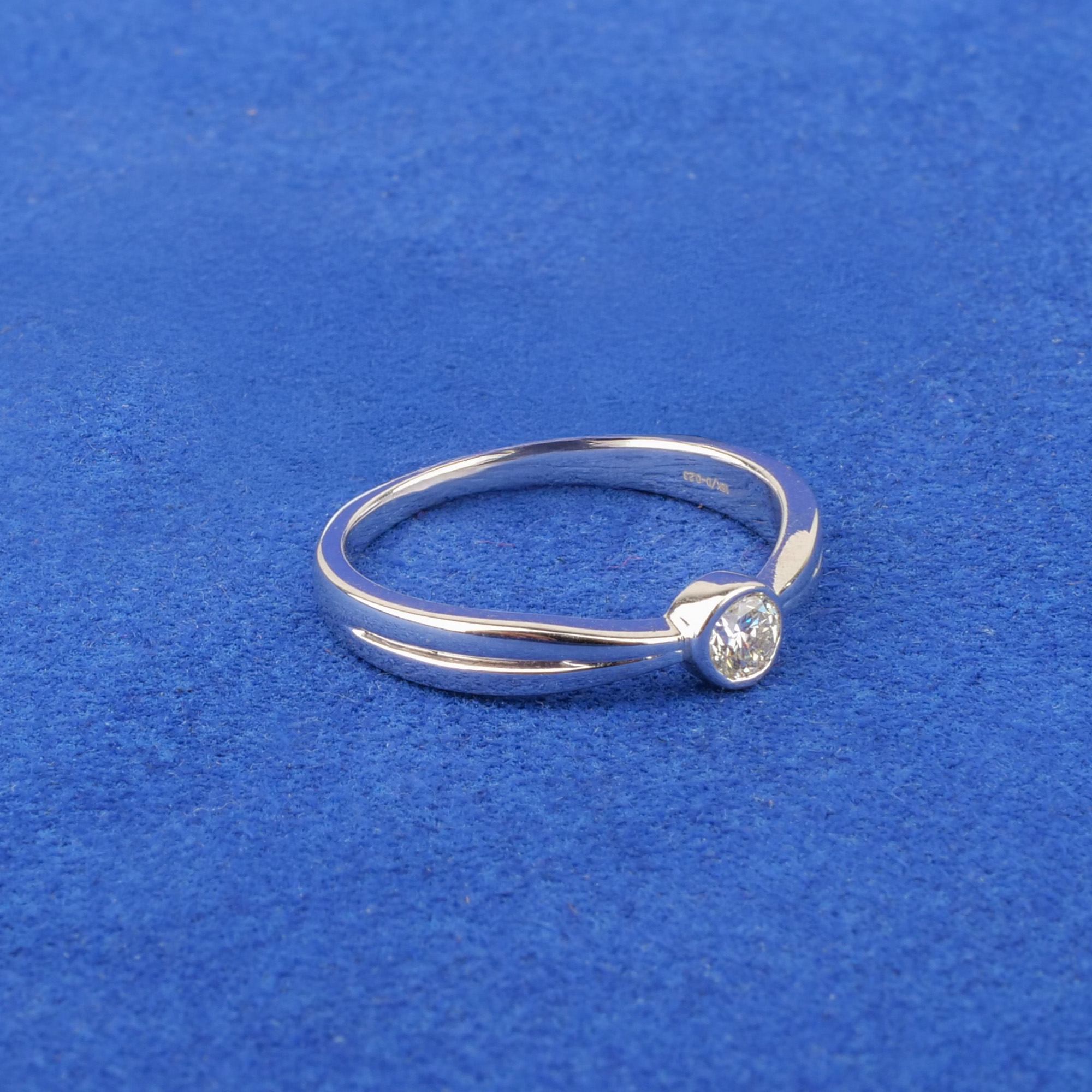 18K White Gold Diamond Ring