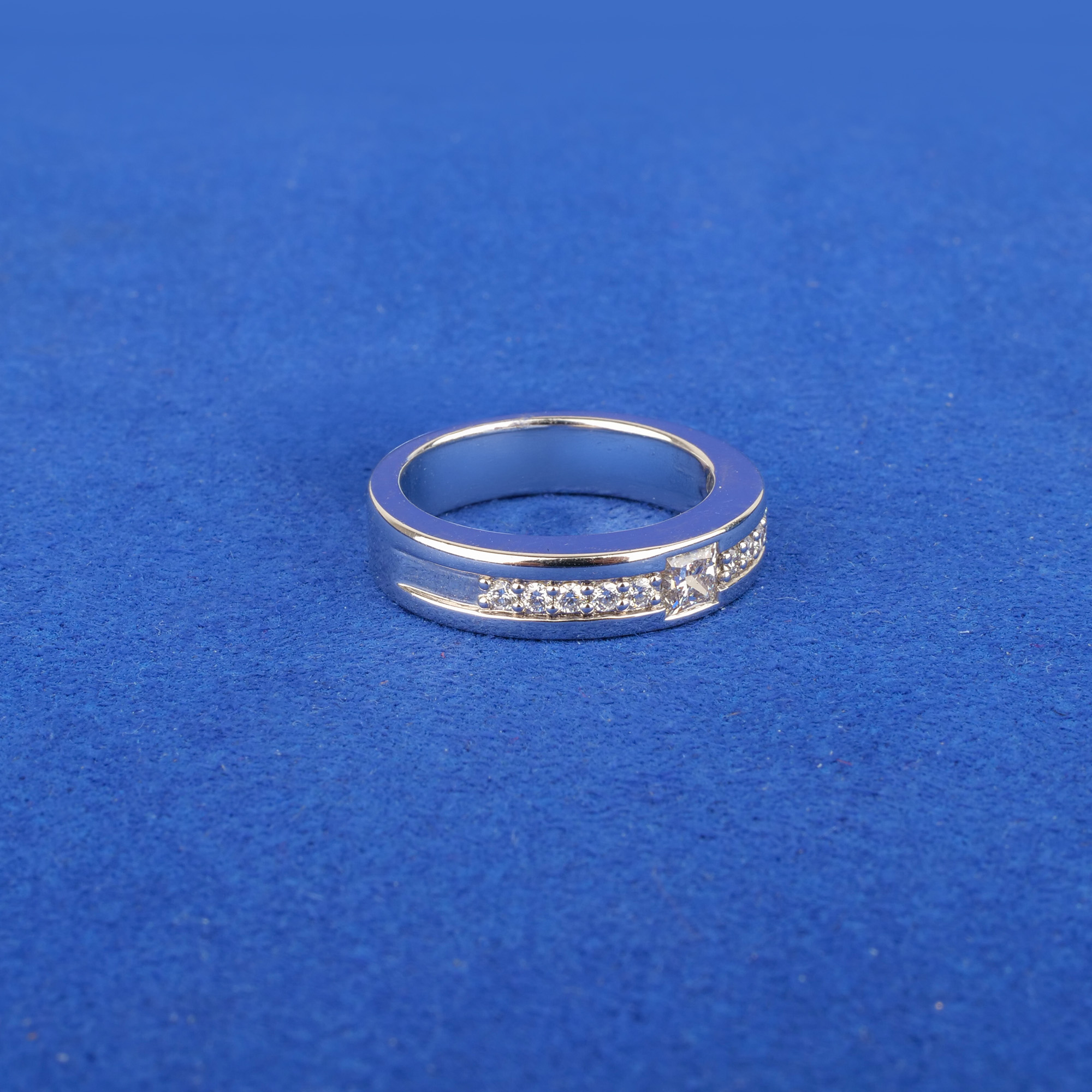 18K White Gold Diamond Ring/Band
