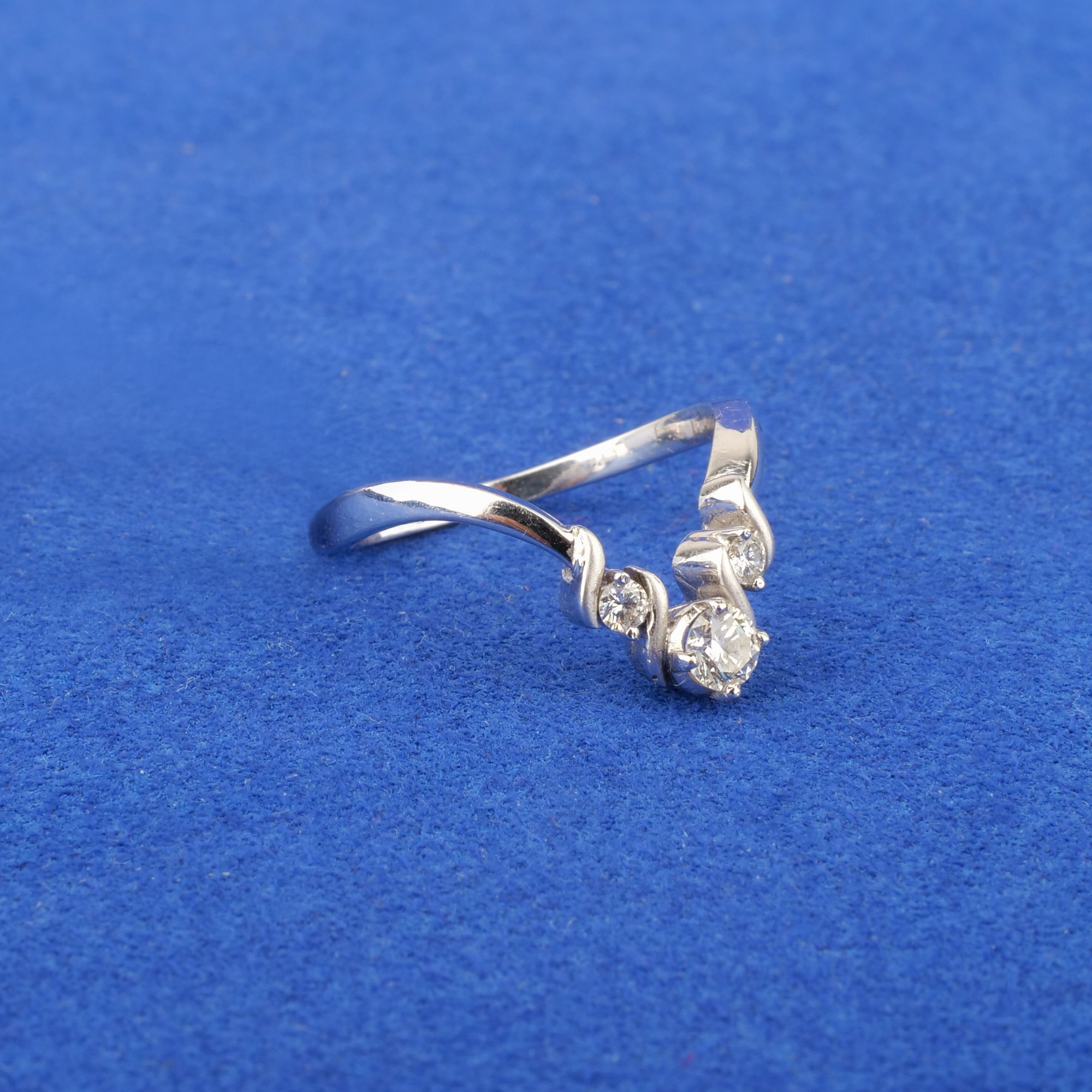 Diamond Ring in 18K White Gold 