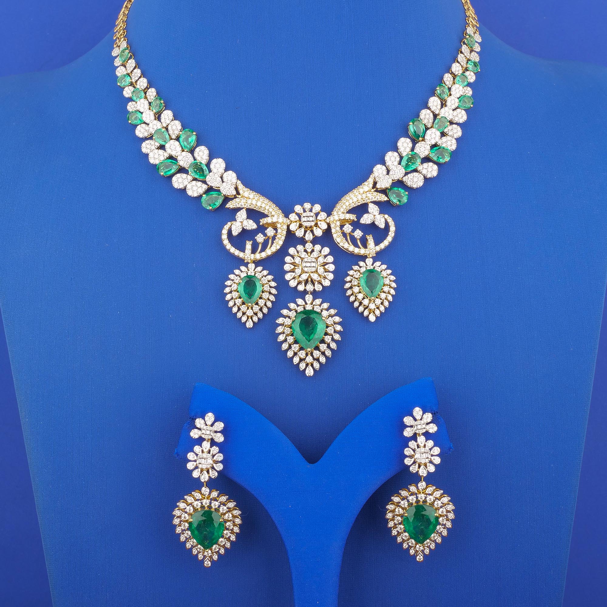18K Yellow Gold Diamond Green Onyx Necklace and Earrings Set