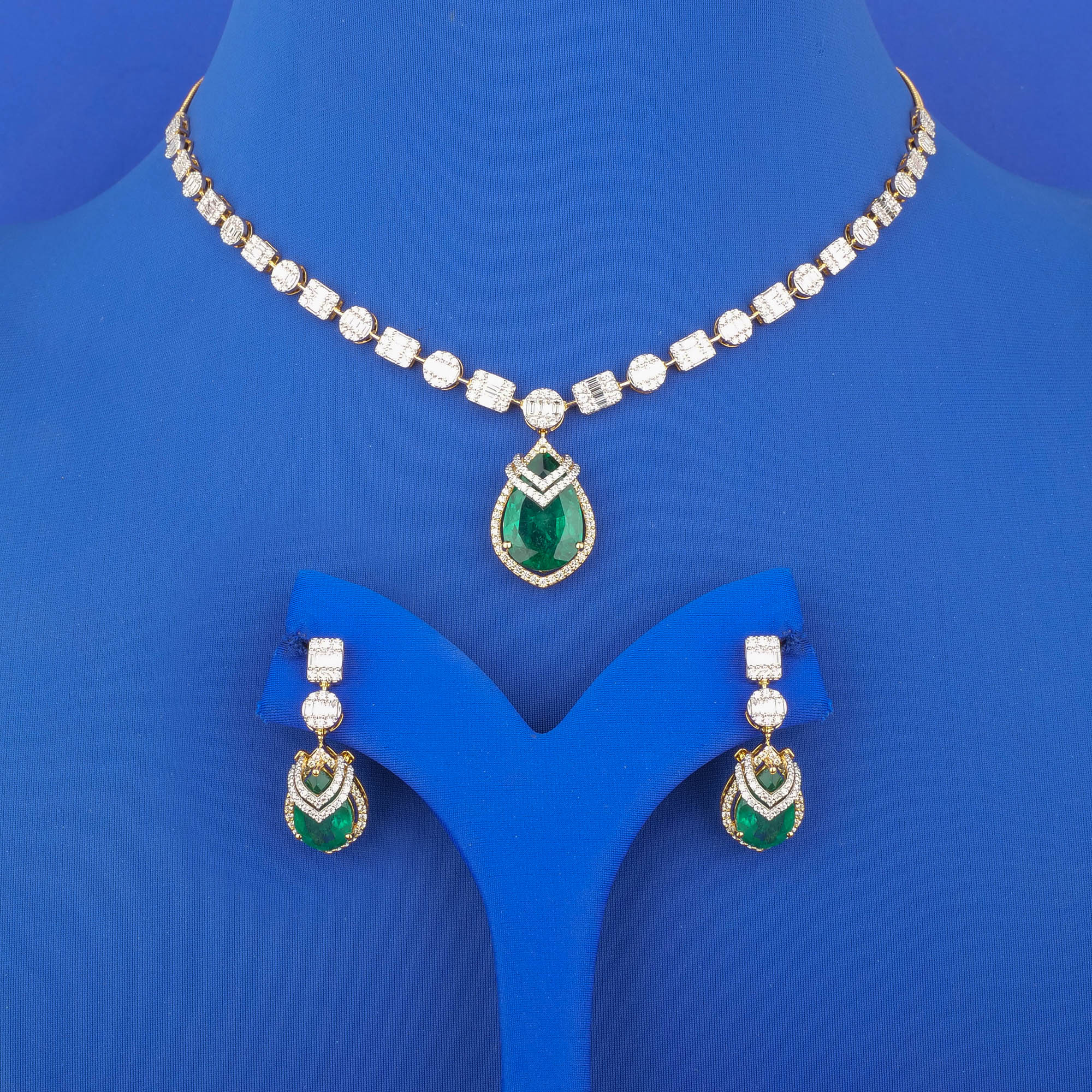 18K Yellow Gold Diamond Green Onyx Necklace and Earrings Set