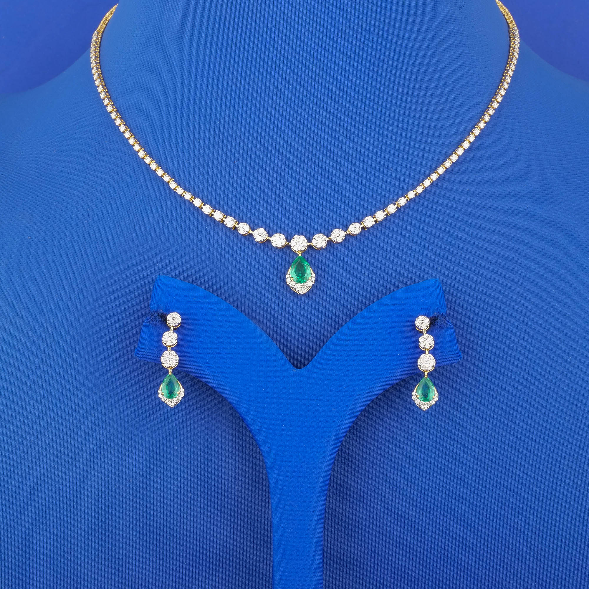 18K Yellow Gold Diamond Green Onyx Necklace and Earrings Set