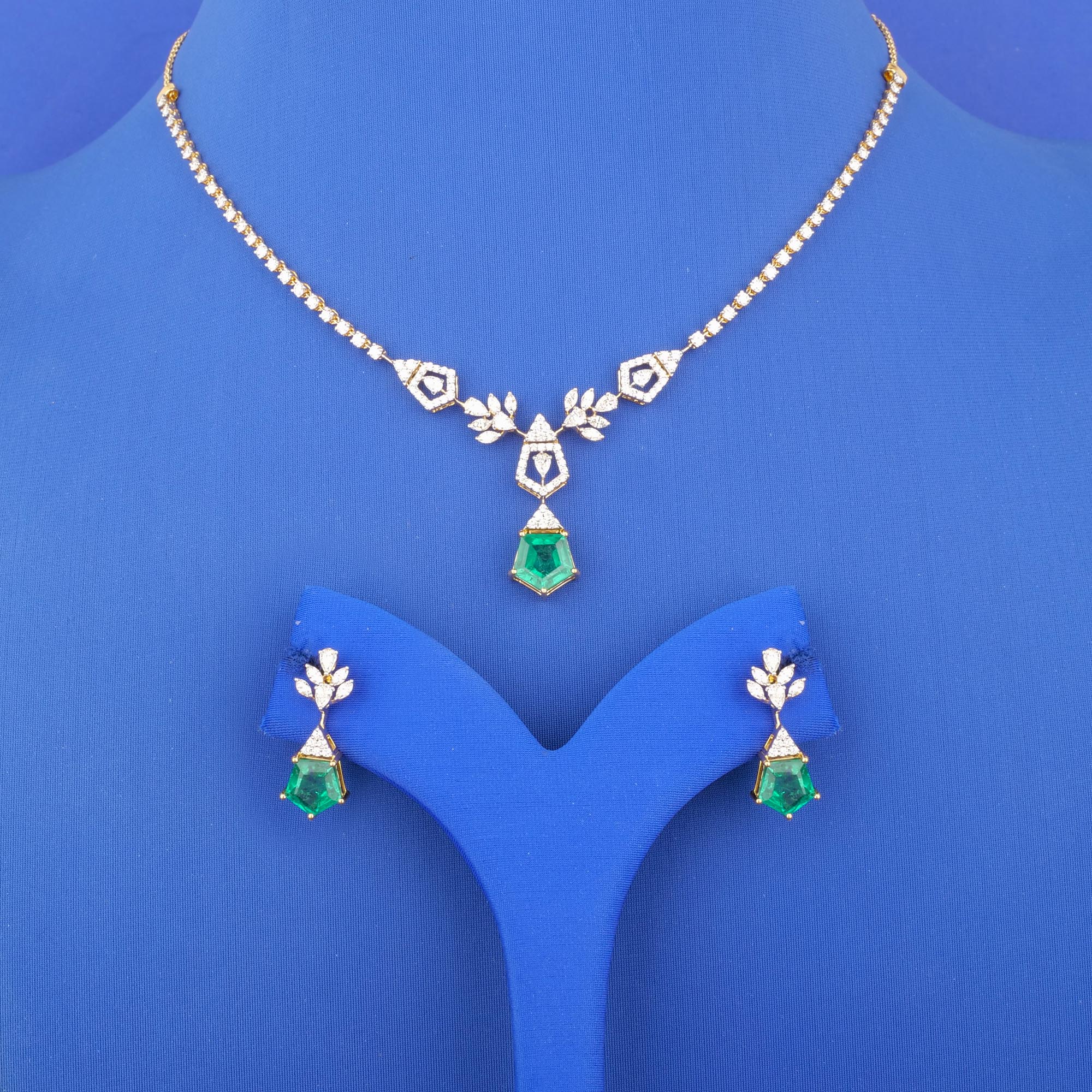18K Yellow Gold Diamond Green Onyx Necklace and Earrings Set