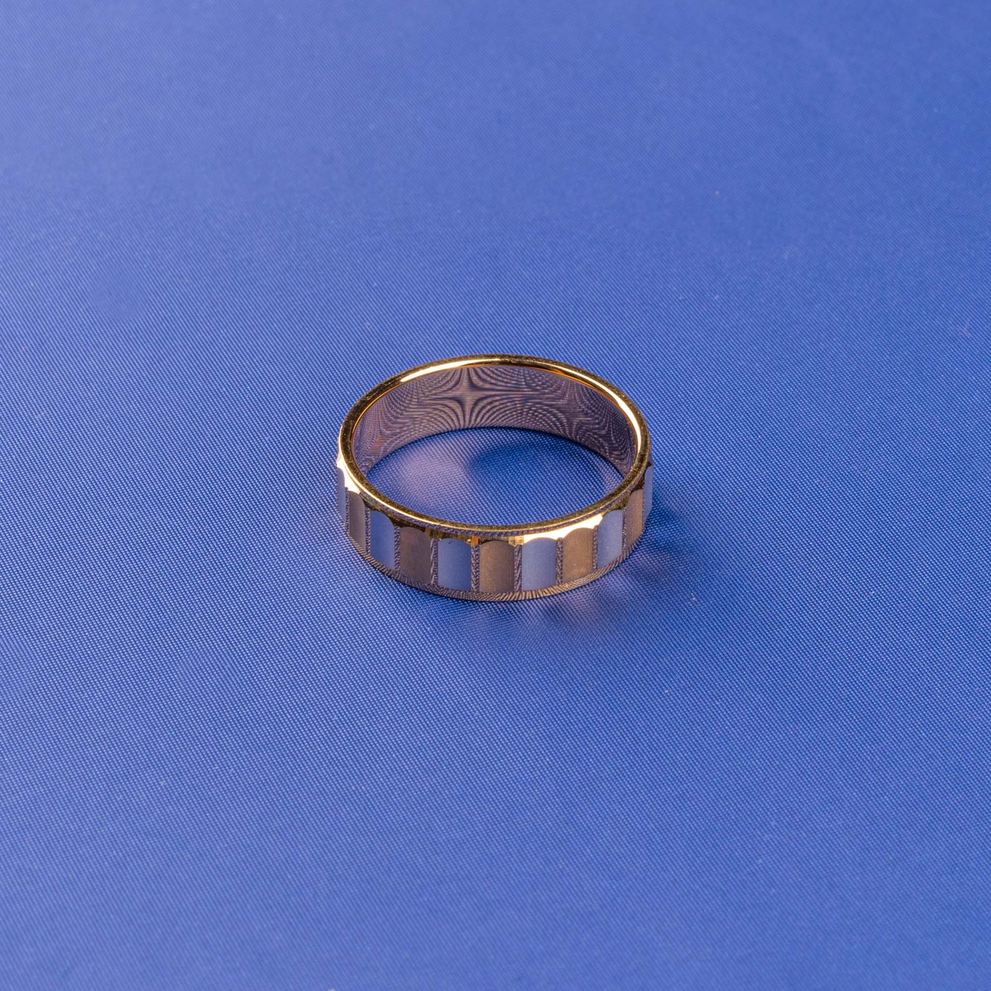 Alluring Two-Tone 22K Gold Band Ring