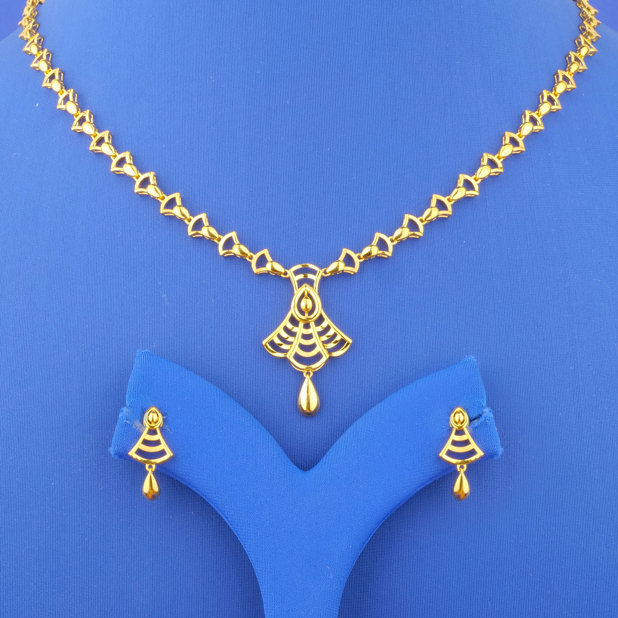 Twenty-Two Karat 'Fancy' Gold Necklace and Earrings Set