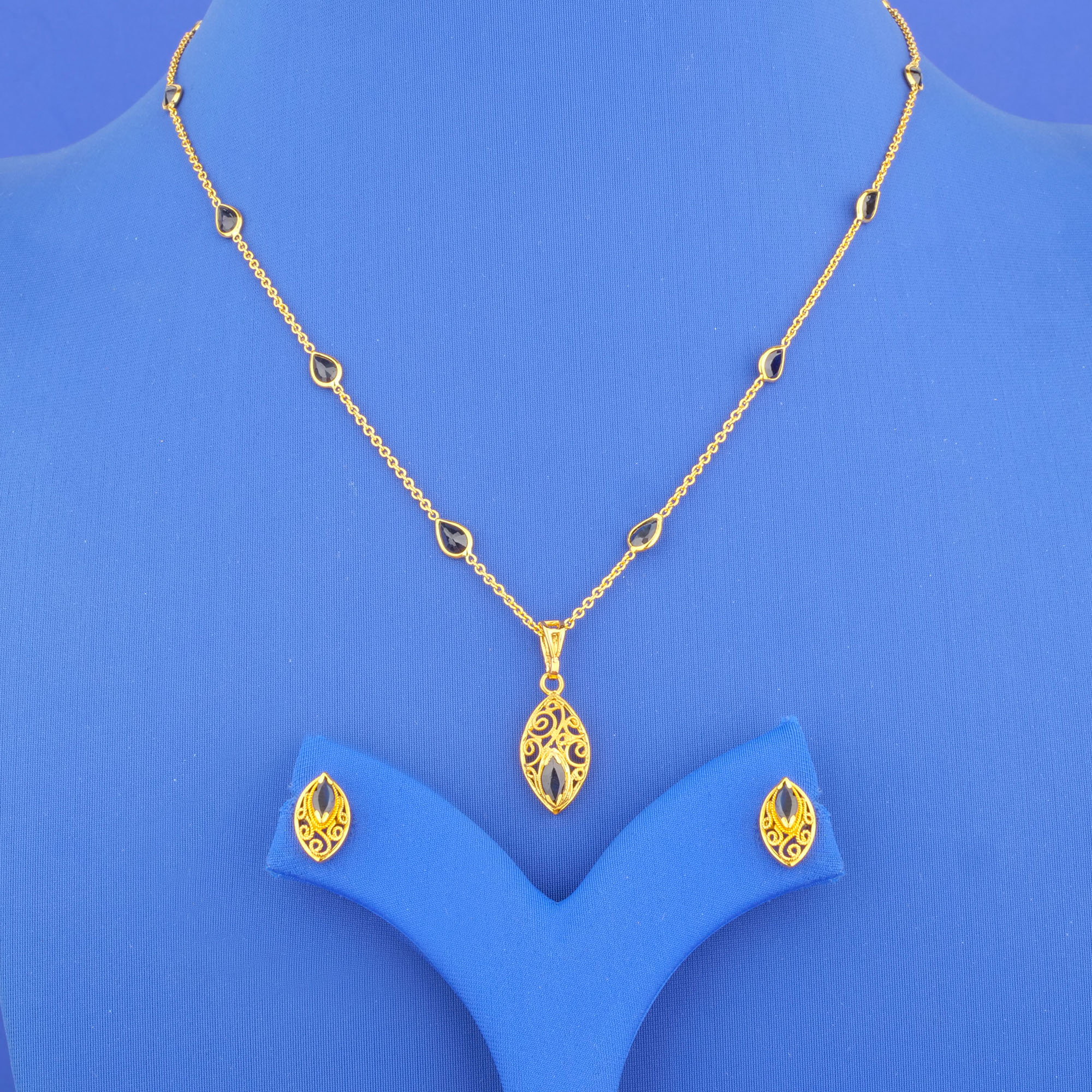 22K Gold Sapphire Necklace and Earrings Set
