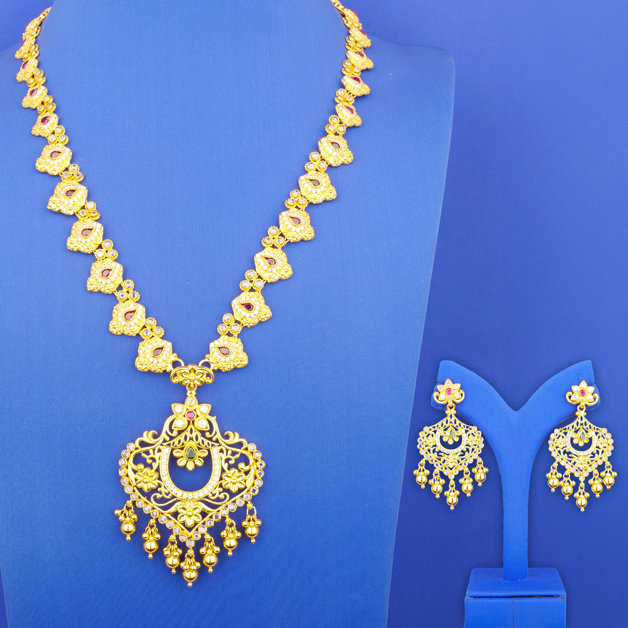 22K 'Antique' and Stones Necklace and Earring Set