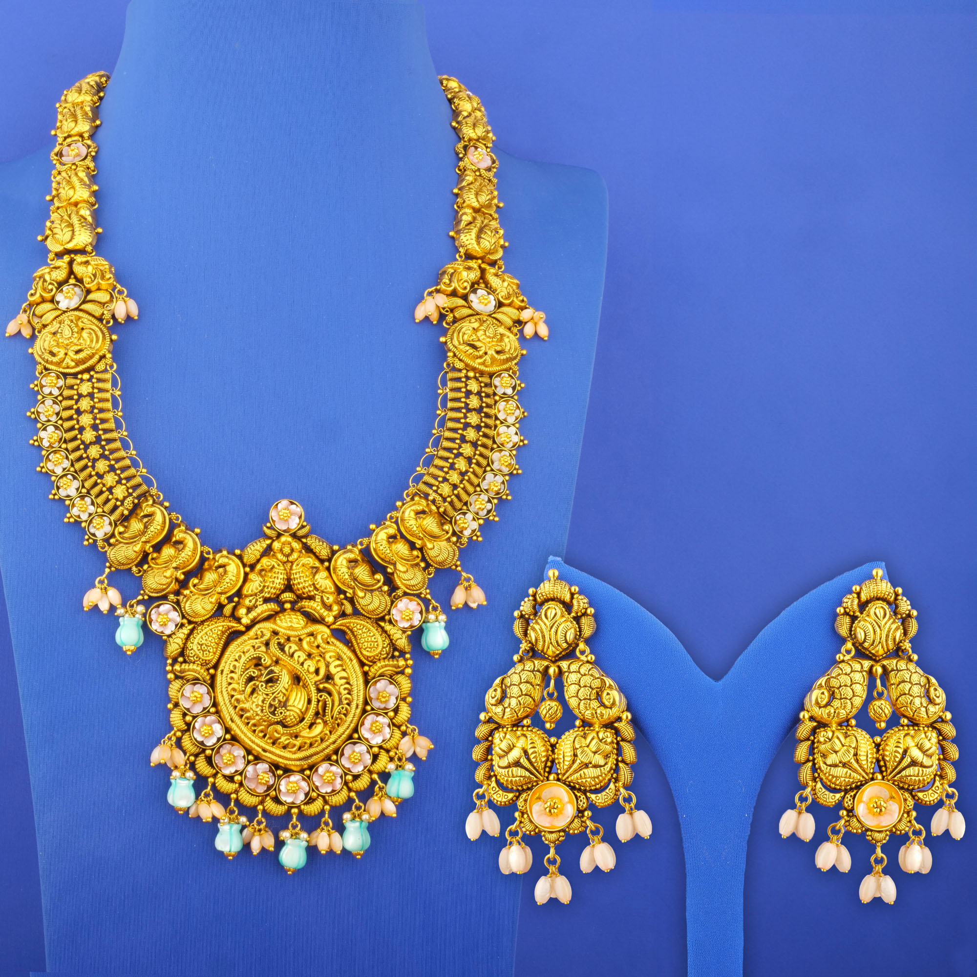 Twenty-Two Karat 'Antique' Mother of Pearl Tulip Stone Necklace and Earrings Set (L)